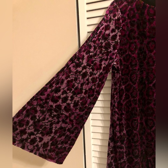 **LIKE NEW** COLD SHOULDER BLOUSE - SUSAN GRAVER - Picture 2 of 5